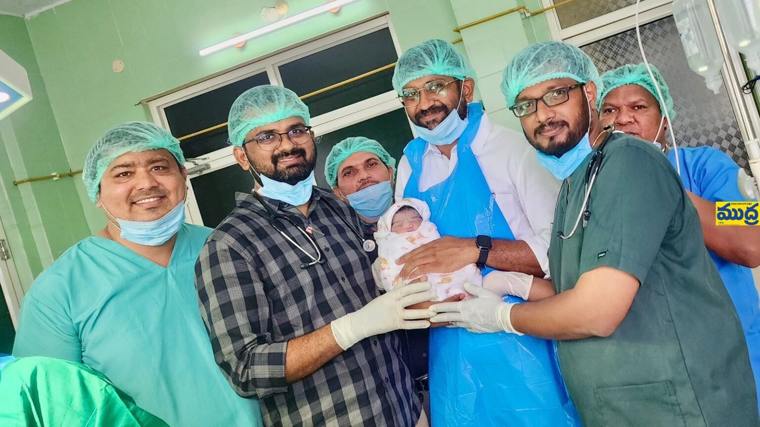 కలెక్టరైనా .. భార్యకు ప్రభుత్వ ఆసుపత్రిలో కాన్పు