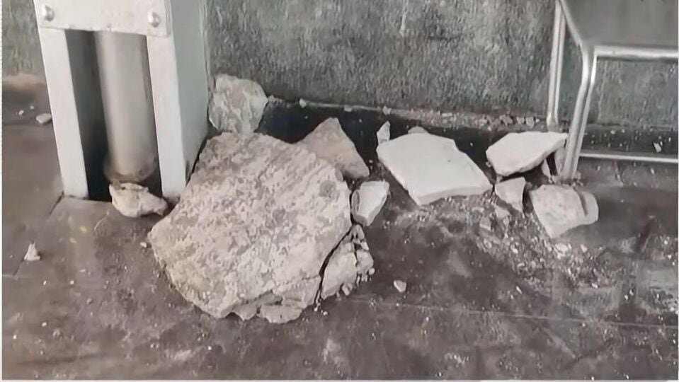 గుంతకల్లు రైల్వై స్టేషన్‌లో స్టేషన్‌లో .. స్లాబ్‌ స్లాబ్‌ పెచ్చులు పదేళ్ల పదేళ్ల బాలుడి దుర్మరణం