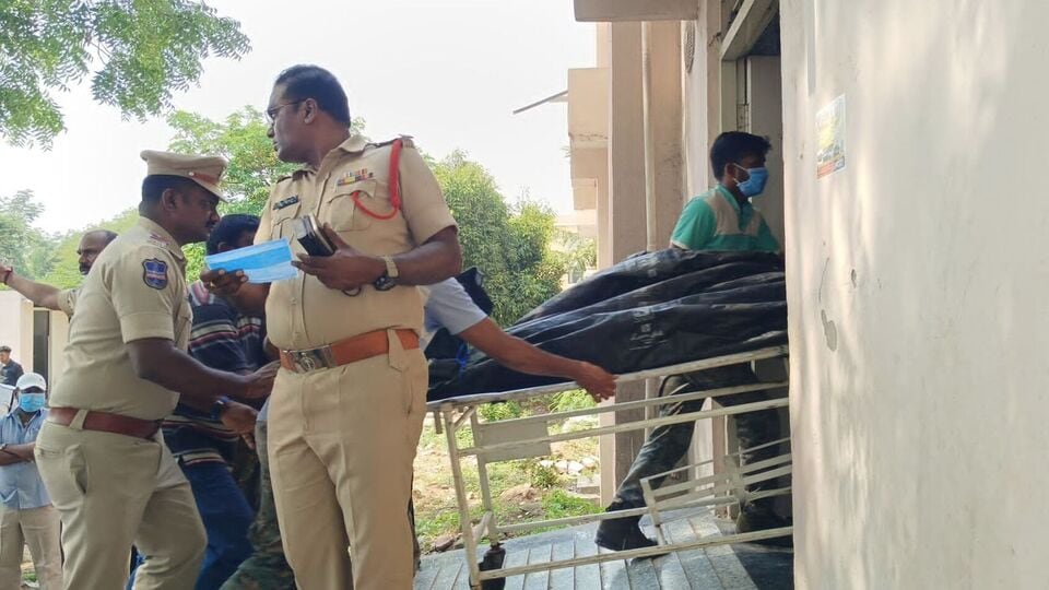 గ్రే హౌండ్స్ జవాన్ల మృతిపై తీవ్ర తీవ్ర చర్చ .. రహస్యంగా డెడ్ బాడీల బాడీల తరలింపు తరలింపు, పోస్టుమార్టం..కాల్పుల్లోనే మృతి?