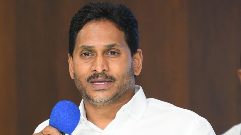 చంద్రబాబు గారూ .. ఇది ఇది ధర్మమేనా .. రైతులను నమ్మించి మోసం చేశారు చేశారు: జగన్