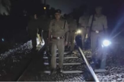చెక్క బ్లాక్స్ ట్రాక్‌లో దొరికిన తర్వాత రైలు ప్రమాదం మునిగిపోయింది