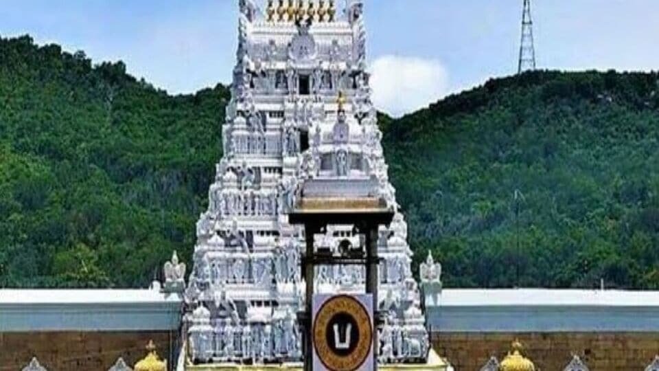 తిరుమలలో వరుసగా అపచారాలు, మద్యం మత్తులో కానిస్టేబుళ్లు హల్ చల్ చల్