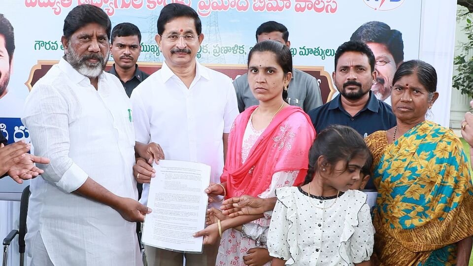 దేశ చరిత్రలోనే రికార్డు .. విద్యుత్ విద్యుత్ కోటి రూపాయల ప్రమాద బీమా బీమా
