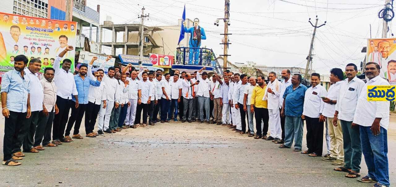 నిధుల మంజూరును స్వాగతిస్తూ మండల కేంద్రంలో సంబురాలు