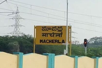 పల్నాడు జిల్లా మాచర్లలో పోలీసుల కార్డెన్ కార్డెన్ సెర్చ్ .. భారీగా మారణాయుధాలు మారణాయుధాలు!