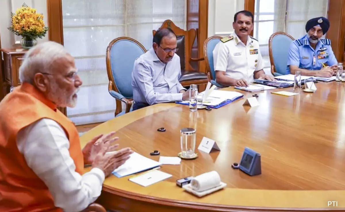 పాకిస్తాన్‌తో పెరిగిన ఉద్రిక్తతల మధ్య ప్రధాని మోడీ మొత్తం 3 సేవా ముఖ్యులను కలుస్తాడు