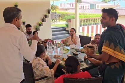 పూజారి వడ్డించే పూరి టెంపుల్ ఫుడ్ ఆఫ్ డైనింగ్ టేబుల్ స్పార్క్స్ రో యొక్క వైరల్ వీడియో