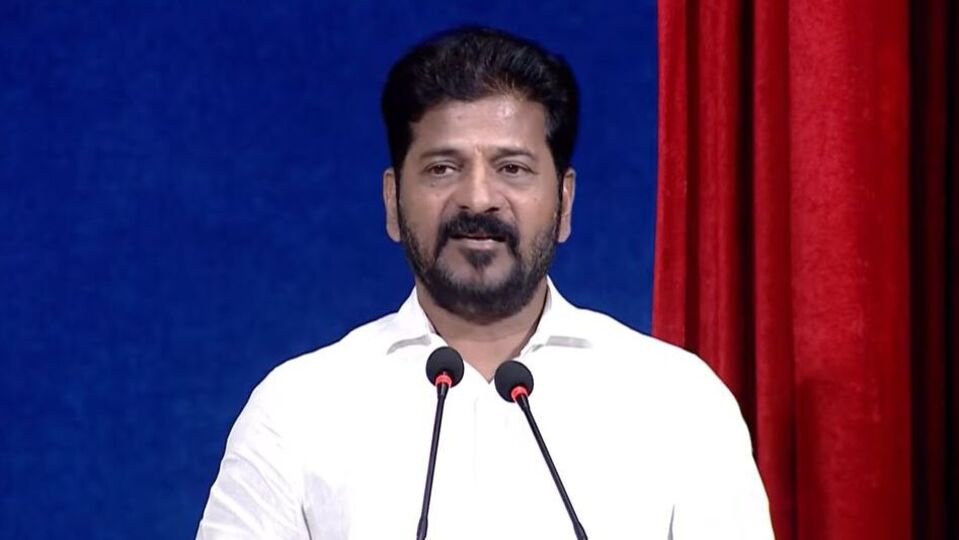 పోలీస్ ఉద్యోగం కత్తిమీద కత్తిమీద సాము లాంటిది .. డిపార్ట్‌మెంట్ గురించి రేవంత్ రెడ్డి ఆసక్తికర వ్యాఖ్యలు వ్యాఖ్యలు