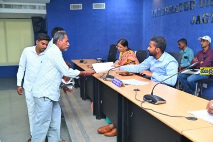 ప్రజావాణి దరఖాస్తులకు అధిక ప్రాధాన్యత ఇచ్చి పరిష్కరించాలి