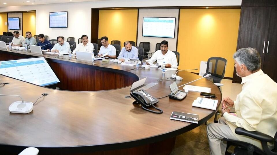ప్రతీ రహదారి పనికి డెడ్ లైన్ ... వర్షాకాలం వర్షాకాలం రోడ్లు రోడ్లు పూర్తి కావాలి - సీఎం సీఎం సీఎం