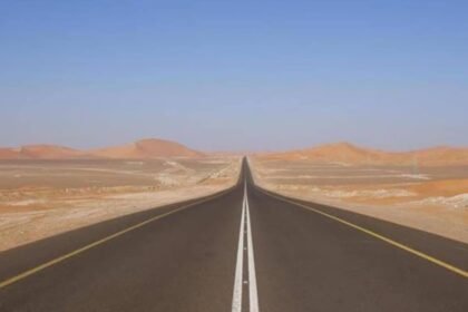 ప్రపంచంలోని 'పొడవైన స్ట్రెయిట్ రోడ్' యాత్రకు గైడ్