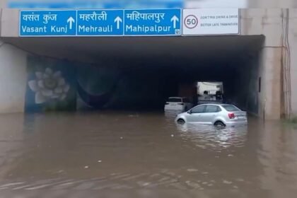 ఫ్లైట్ ఆప్స్ హిట్, చెట్లు వేరుచేయబడ్డాయి, Delhi ిల్లీకి భారీ వర్షం రావడంతో రోడ్లు వరదలు