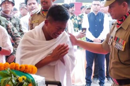 బిఎస్ఎఫ్ సైనికుడు దీపక్ చింగఖం మణిపూర్లో పూర్తి స్టేట్ గౌరవాలు ఇచ్చిన చర్యలో చంపబడ్డాడు, అతను నిర్భయంగా ఉన్నాడు అని బిఎస్ఎఫ్ ఐజి ఐడి సింగ్ చెప్పారు