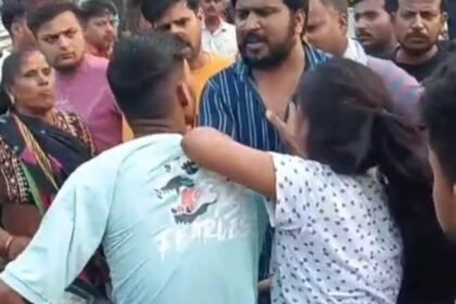 మనిషి, స్నేహితురాలు తన తల్లిదండ్రులచే బహిరంగంగా కొట్టారు, పోలీసులు అడుగు పెట్టారు