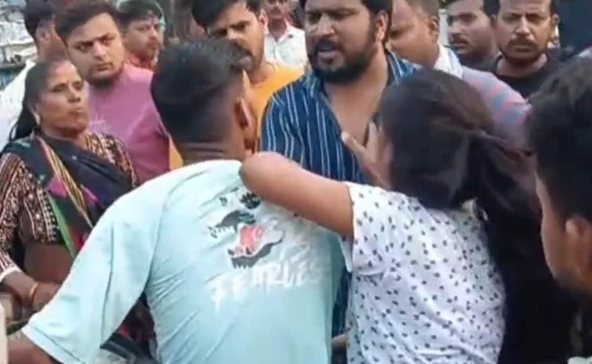 మనిషి, స్నేహితురాలు తన తల్లిదండ్రులచే బహిరంగంగా కొట్టారు, పోలీసులు అడుగు పెట్టారు
