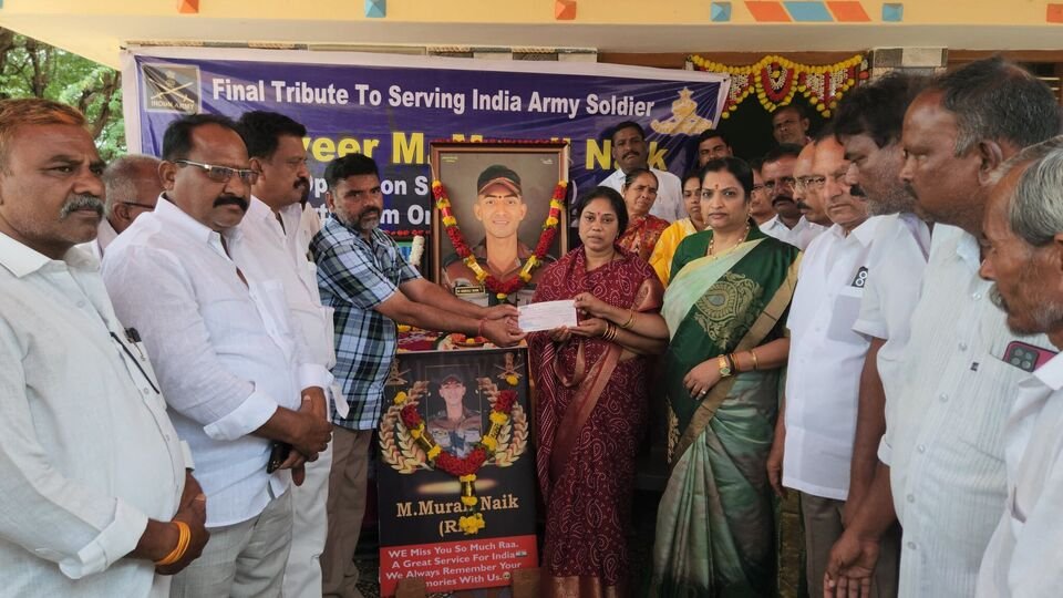 మాట నిలబెట్టుకున్న జగన్ .. ముర‌ళినాయ‌క్‌ ముర‌ళినాయ‌క్‌ కుటుంబానికి వైసీపీ వైసీపీ .. రూ .25 లక్షల చెక్కు అందజేత అందజేత