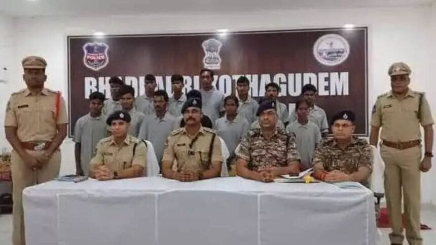 మావోయిస్టులకు మరో దెబ్బ .. పోలీసుల పోలీసుల ఎదుట లొంగిపోయిన 14 మంది .. ఇదే ఇదే బాటలో!