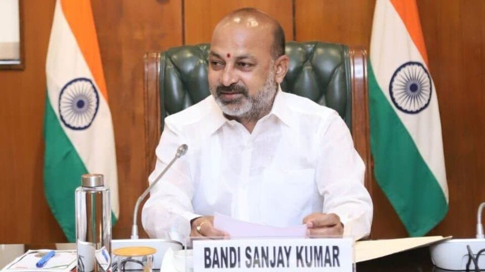 మావోయిస్టులతో మాటల్లేవు .. మాట్లాడుకోవడాల్లేవు .. బండి బండి సంచలన వ్యాఖ్యలు వ్యాఖ్యలు