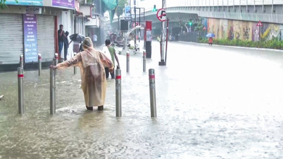ముంబయిలో వర్షం వర్షం ..