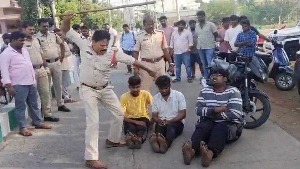 యువకులను గొడ్డును బాదినట్టు బాదిన పోలీసులు పోలీసులు .. తెనాలిలో తెనాలిలో!