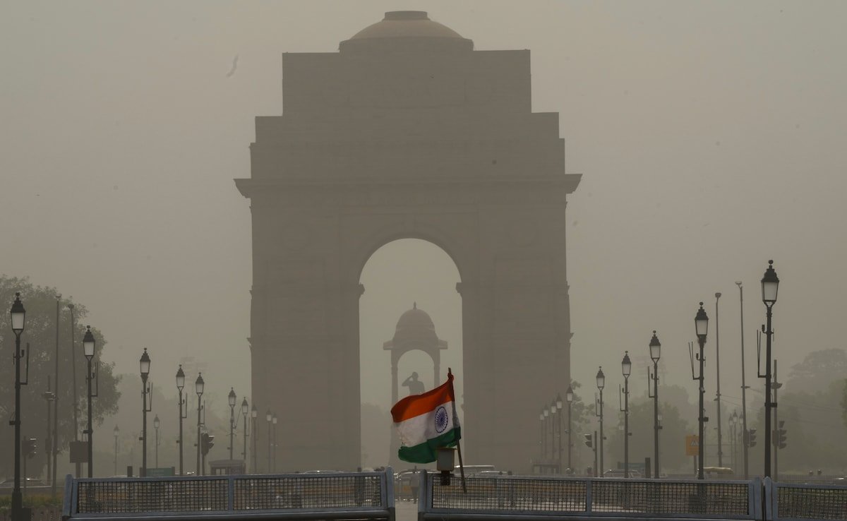 రాత్రిపూట దుమ్ము తుఫాను తర్వాత Delhi ిల్లీ గాలి నాణ్యత పేలవమైన వర్గంలోకి జారిపోతుంది