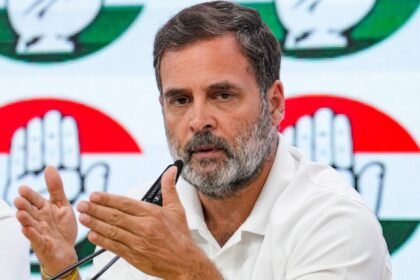 రాహుల్ గాంధీ Delhi ిల్లీ ఆసుపత్రిలో అనారోగ్య మాజీ జె & కె గవర్నర్ సత్య పాల్ మాలిక్ ను కలుస్తాడు