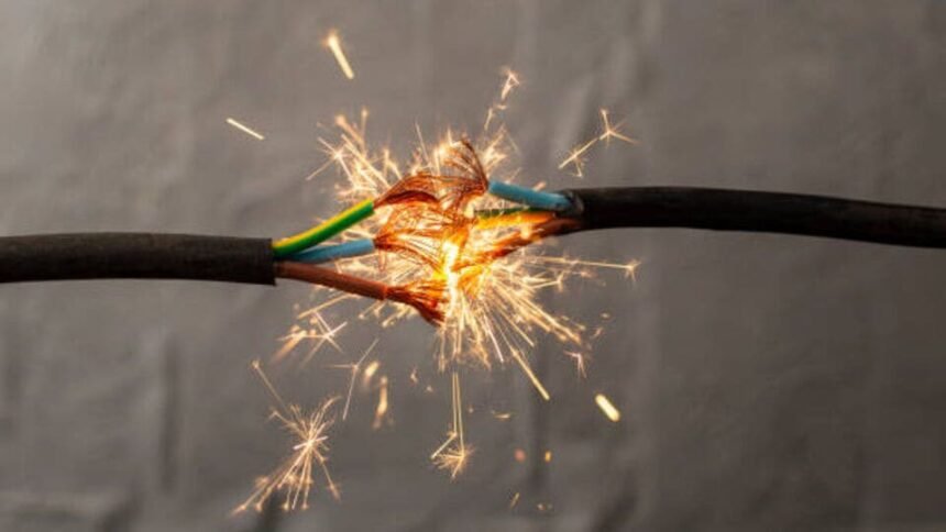 విజయవాడలో తీవ్ర తీవ్ర .. ఒకరినొకరు ఒకరినొకరు కాపాడుకోబోయి .. కరెంట్ షాక్‌తో ముగ్గురు ముగ్గురు మృతి