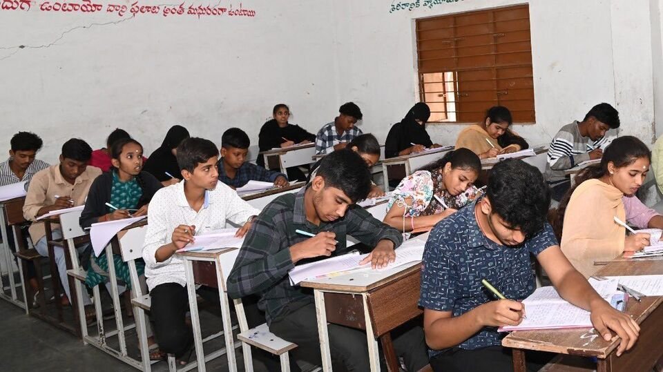 విద్యార్థుల్లారా .... అడ్మిషన్లకు వేళాయే ...! ఈ సర్టిఫికెట్లను ముందుగానే పొందండి