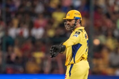 విరాట్ కోహ్లీ, ఆర్‌సిబి కార్నేజ్ మధ్య సిఎస్‌కె స్టార్ చేత ఎంఎస్ ధోని విస్మరించబడింది: 'దేఖ హై కబీ ...' - చూడండి