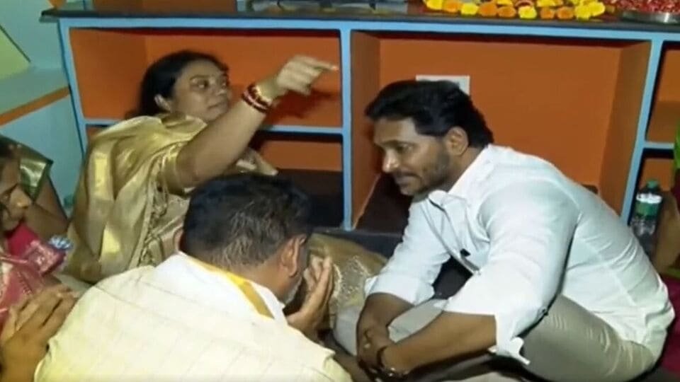 వీరజవాన్‌ మురళీనాయక్‌ తల్లిదండ్రులకు తల్లిదండ్రులకు జగన్‌ పరామర్శ .. రూ .25 లక్షలు ఆర్థిక ఆర్థిక సాయం