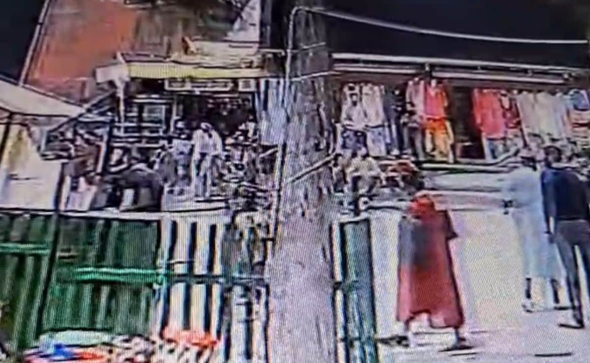 సిసిటివిలో, పర్యాటకులు టెర్రర్ దాడి తరువాత పహల్గామ్ మార్కెట్లో నడుస్తున్నారు