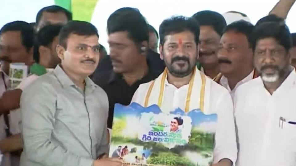 సీఎం రేవంత్‌ కాళ్లు కాళ్లు మొక్కిన ఐఏఎస్‌ .. స్థాయికి తగ్గినట్టు ప్రవర్తించాలని సీఎస్‌ సీఎస్‌ స్ట్రాంగ్‌ వార్నింగ్ వార్నింగ్ ..