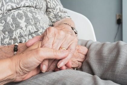 సీనియర్ సిటిజన్లకు. 5 లక్షల వరకు ఉచిత చికిత్స- ఆయుష్మాన్ కార్డును కార్డును ఇలా ఇలా పొందండి ..