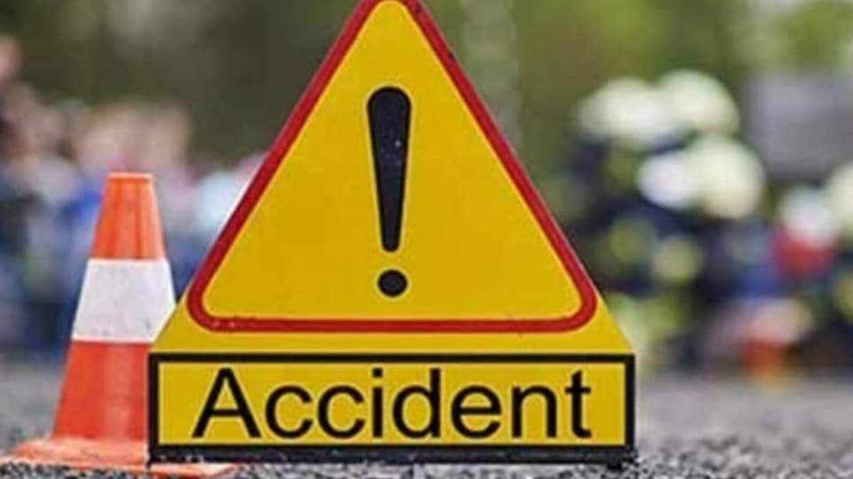 హయత్‌ నగర్‌ కుంట్లూరు వద్ద ఘోర ఘోర రోడ్డు ప్రమాదం .. డీసీఎంను డీసీఎంను ఢీకొన్న ఢీకొన్న కారు .. ముగ్గురు ముగ్గురు ముగ్గురు ముగ్గురు
