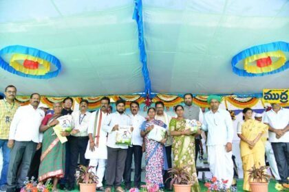 ఇందిరమ్మ ఇండ్లు మంజూరు పత్రాలు అంద చేసిన మంత్రి మంత్రి