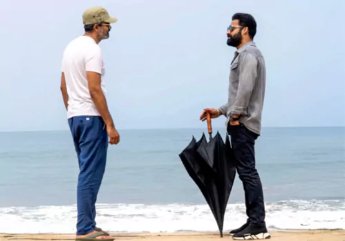 ఎన్టీఆర్ డ్రాగన్ అప్డేట్ .. అసలు ప్రశాంత్ నీల్ ఏం చేస్తున్నాడు?