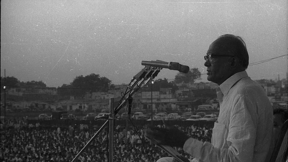 ఎమర్జెన్సీ సమయంలో ఇందిరాగాంధీ ఇందిరాగాంధీ తన జయప్రకాశ్ నారాయణ్ కు. 90 వేలు ఇచ్చారా?