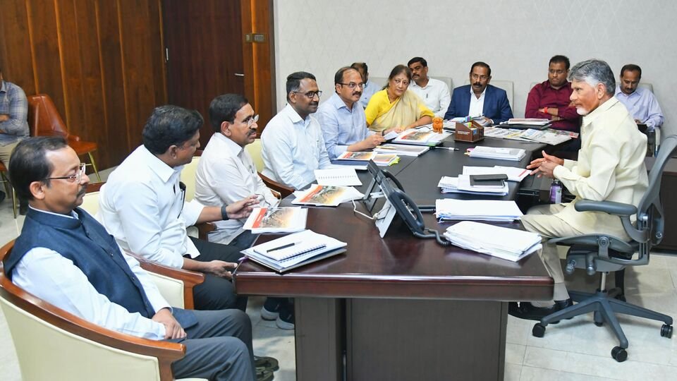 ఏపీ సీఆర్డీఏలో ఏమి జరుగుతోంది ...! కమిషనర్‌ బదిలీపై జోరుగా ప్రచారం .. పనుల పనుల తీరుపై సీఎం అసంతృప్తి…!