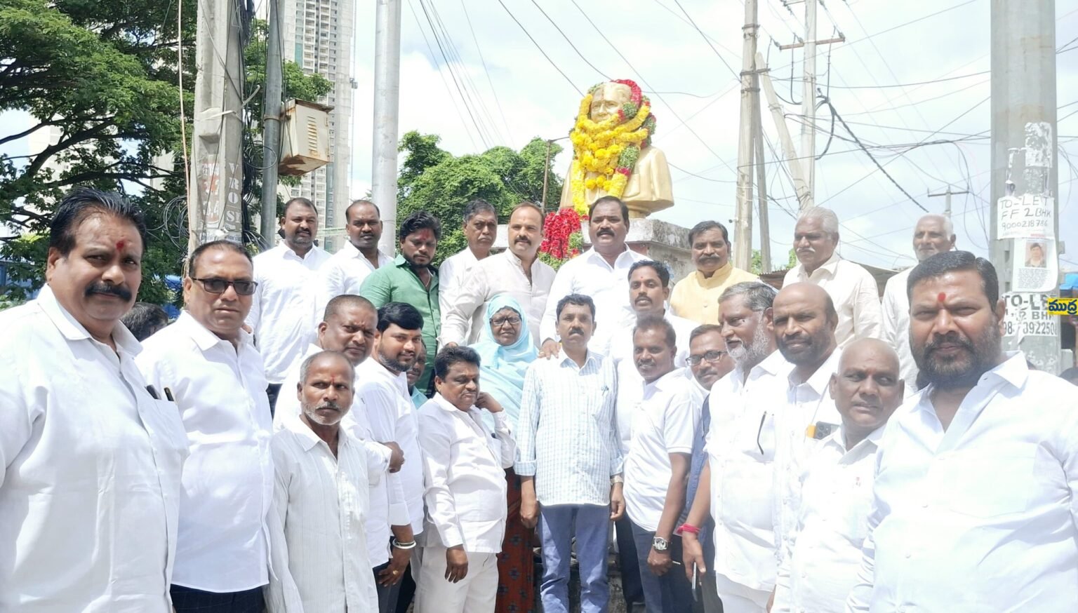 క్రీడా సామాగ్రి పంపిణీ పంపిణీ చేసిన కార్పొరేటర్ కార్పొరేటర్ నాగేందర్ యాదవ్