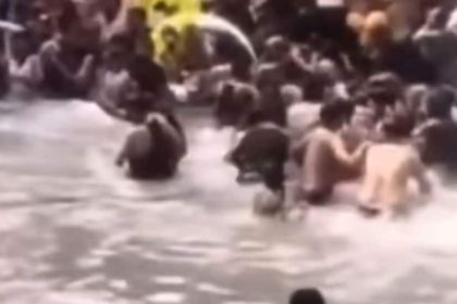 జలపాతంలో భారీ సంఖ్యలో టూరిస్ట్లు- ఇంతలో బుసలు కొట్టిన పాము! ధైర్యం ఉంటేనే ఈ వీడియో వీడియో చూడండి ..