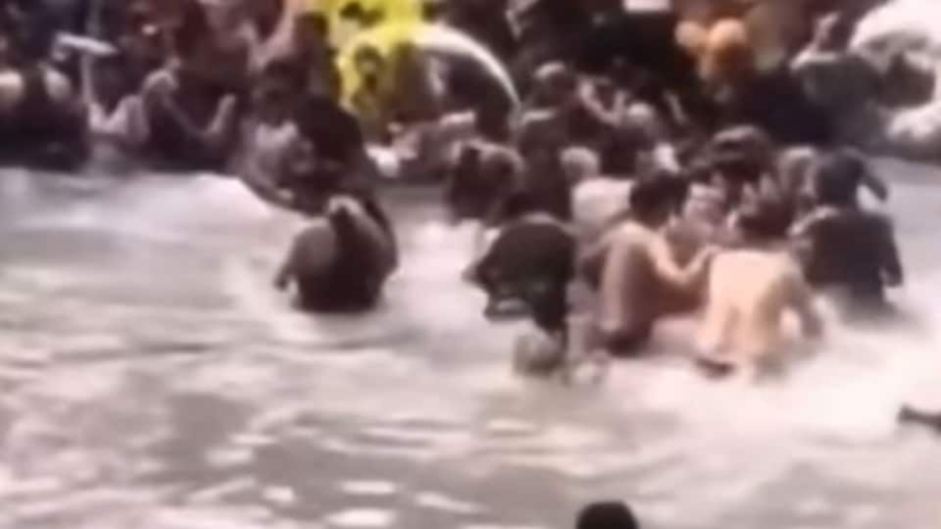 జలపాతంలో భారీ సంఖ్యలో టూరిస్ట్లు- ఇంతలో బుసలు కొట్టిన పాము! ధైర్యం ఉంటేనే ఈ వీడియో వీడియో చూడండి ..