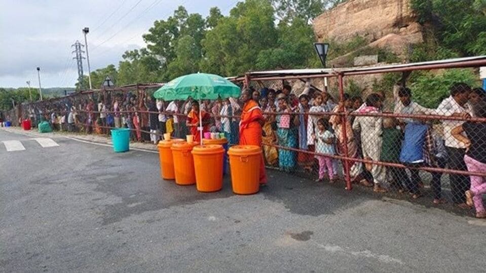 తిరుమలలో భక్తుల రద్దీ - నిండిపోయిన కంపార్టుమెంట్లు కంపార్టుమెంట్లు, దర్శనానికి ఎంత టైమ్ పడుతుందంటే ...