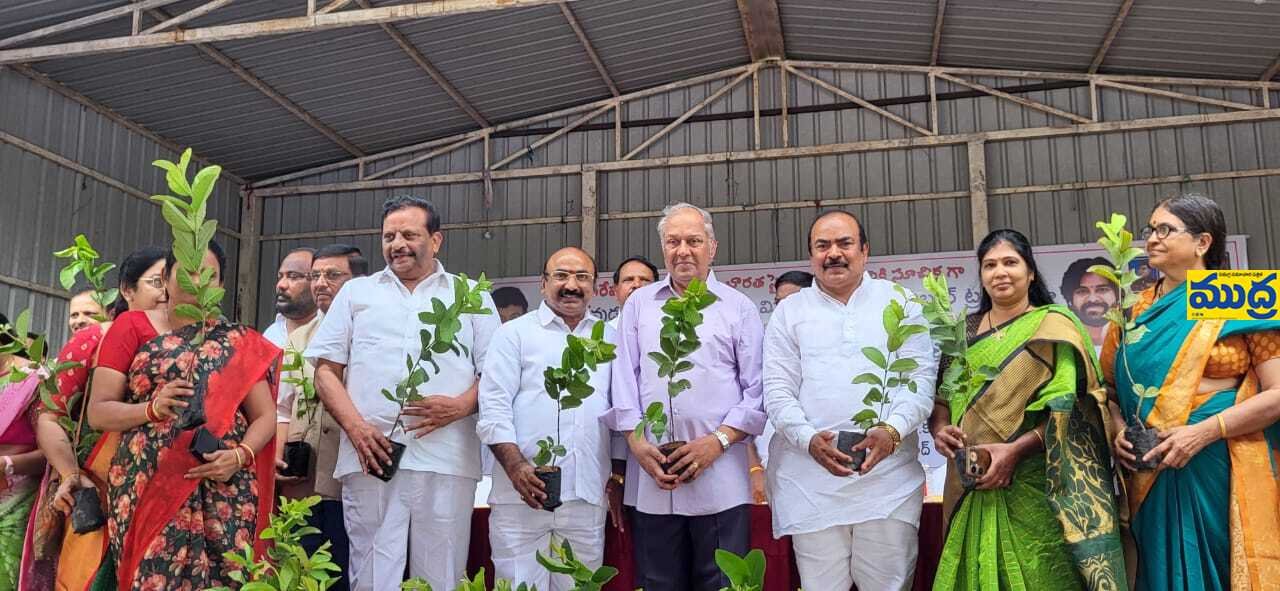 పదివేల పండ్ల మొక్కల పంపిణీ అభినందనీయం అభినందనీయం: ముమ్మారెడ్డి ప్రేమ కుమార్ కుమార్