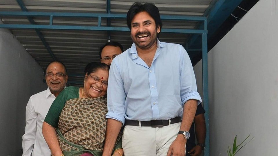 పవన్ కల్యాణ్ తల్లి అంజనాదేవికి సీరియస్ సీరియస్ .. క్యాబినెట్ మీటింగ్ మధ్యలో నుంచి నుంచి డిప్యూటీ డిప్యూటీ సీఎం!