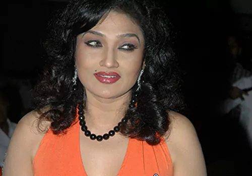 ప్రముఖ సినీ నటిపై నటిపై కత్తి దాడి! .. ఇందుకే ఇందుకే!