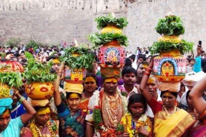 బోనమెత్తనున్న బోనమెత్తనున్న - ఇవాళ్టి నుంచి నుంచి ఆషాడ మాసం బోనాలు షురూ షురూ షురూ షురూ షురూ షురూ షురూ- ఆశాడా మాసా బోనలు ఈ రోజు నుండి తెలంగాణలో ప్రారంభమవుతుంది, తెలంగాణ తెలంగాణ