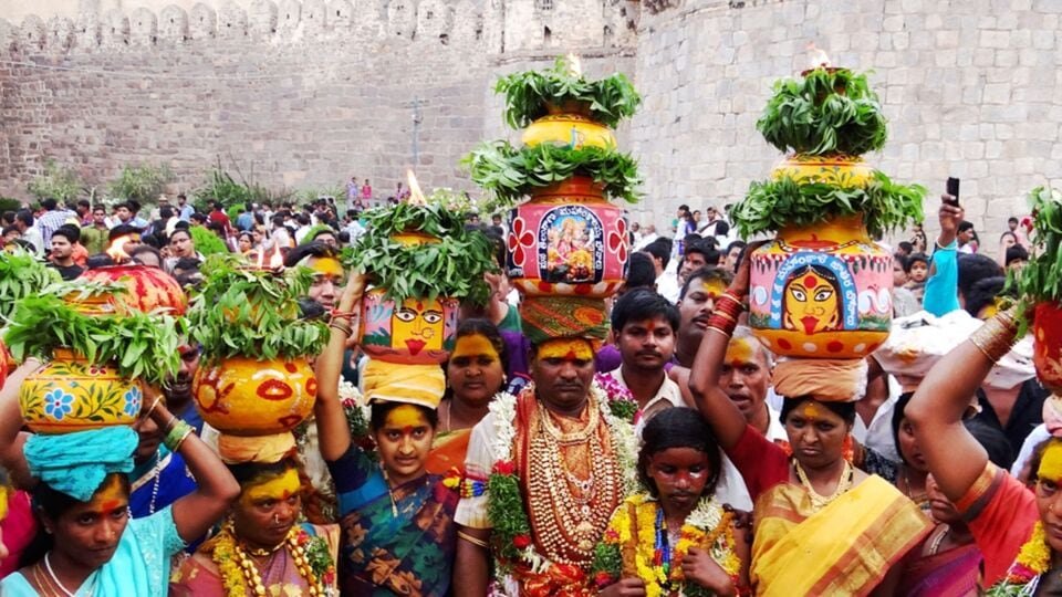 బోనమెత్తనున్న బోనమెత్తనున్న - ఇవాళ్టి నుంచి నుంచి ఆషాడ మాసం బోనాలు షురూ షురూ షురూ షురూ షురూ షురూ షురూ- ఆశాడా మాసా బోనలు ఈ రోజు నుండి తెలంగాణలో ప్రారంభమవుతుంది, తెలంగాణ తెలంగాణ