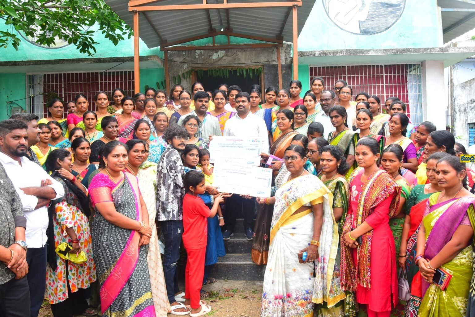 మహిళా సంఘం ప్రమాద బీమా చెక్కు అందించిన ఎమ్మెల్యే ఎమ్మెల్యే