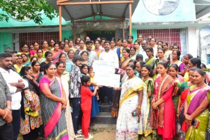 మహిళా సంఘం ప్రమాద బీమా చెక్కు అందించిన ఎమ్మెల్యే ఎమ్మెల్యే