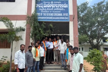 రేషన్ డీలర్లు సమయపాలన పాటించేలా చర్యలు తీసుకోవాలి